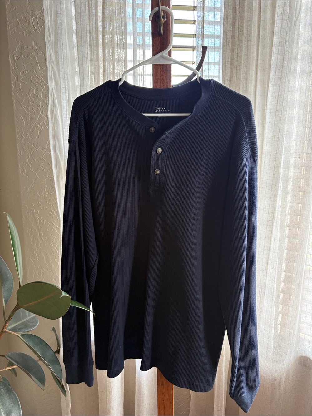 Men's Navy Long-Sleeve Henley Shirt - Classic Comfort